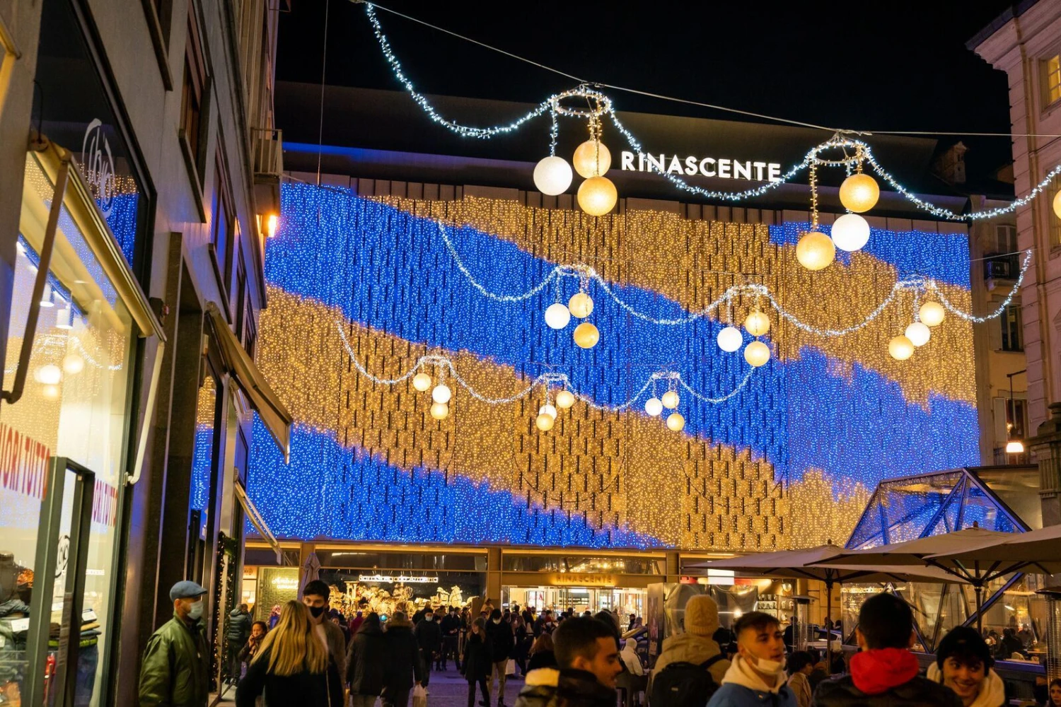 Twinkly Pro Icicle Lights RGB Capsule LEDs With 5" Drop Spacing & 4-6-8-7 Drop Scheme On Transparent Wire 3 Twinkly Pro Icicle Lights RGB Capsule LEDs With 5" Drop Spacing & 4-6-8-7 Drop Scheme On Transparent Wire - Image 3